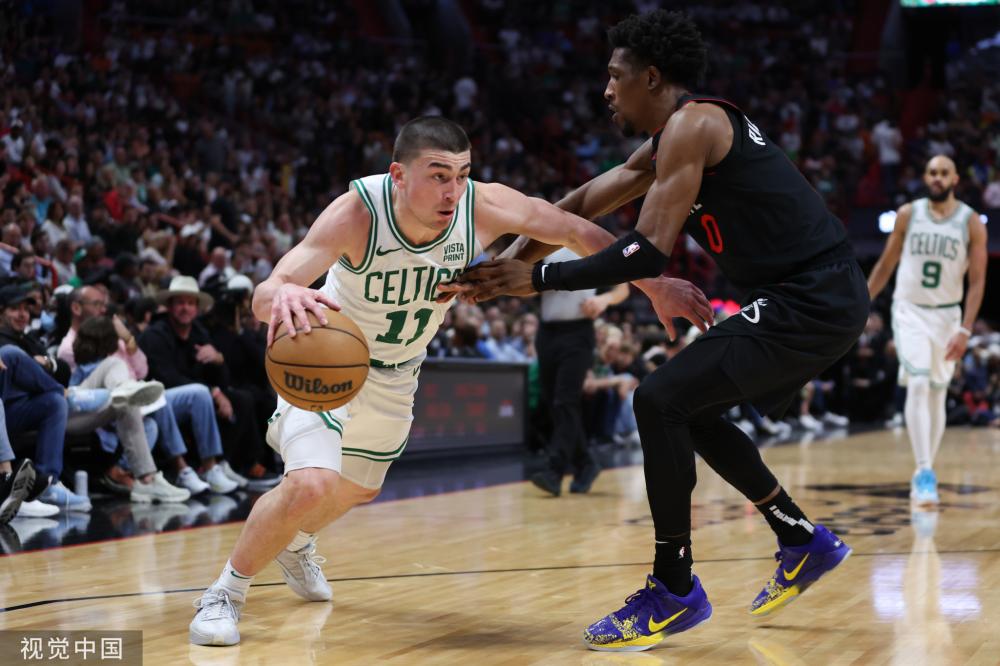 间的足球对 间的足球对